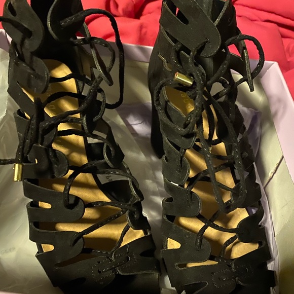 Heels - Picture 3 of 3